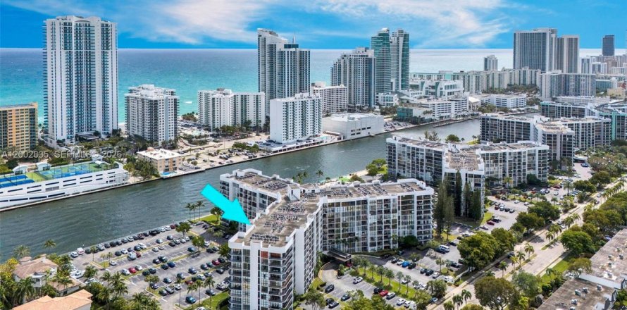 Кондоминиум с 2 спальнями в Халландейл-Бич, Флорида № 2066353