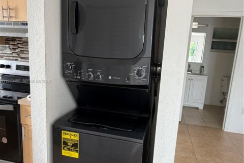 Apartamento en alquiler en Miami, Florida, 2 dormitorios, 267.56 m2 № 2006960 - foto 4