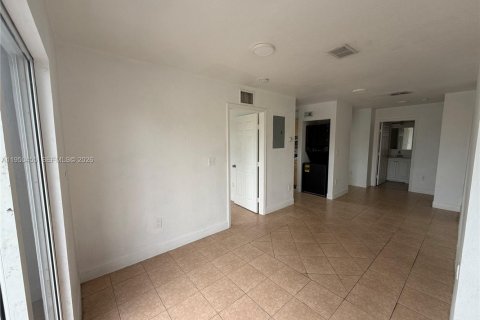 Apartamento en alquiler en Miami, Florida, 2 dormitorios, 267.56 m2 № 2006960 - foto 8