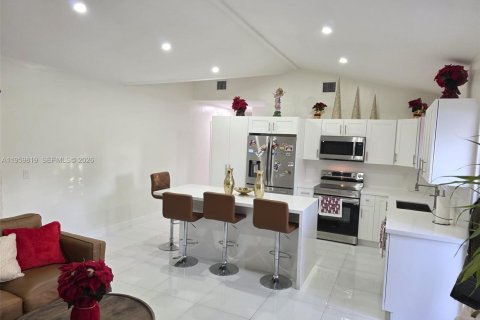 Villa ou maison à vendre à Miami, Floride: 4 chambres, 113.81 m2 № 2024588 - photo 8