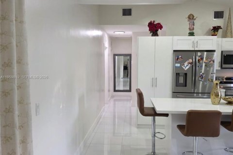 Villa ou maison à vendre à Miami, Floride: 4 chambres, 113.81 m2 № 2024588 - photo 3