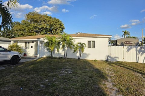 Villa ou maison à vendre à Miami, Floride: 4 chambres, 113.81 m2 № 2024588 - photo 2