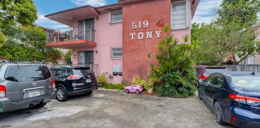 Commercial property in Miami, Florida 358.23 sq.m. № 2075297