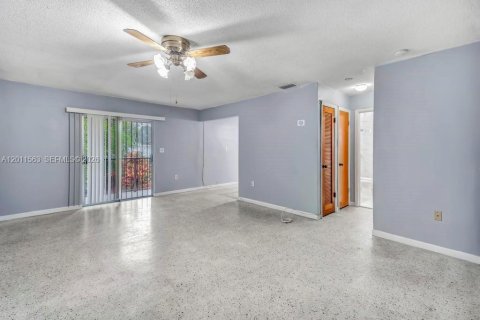 Commercial property in Miami, Florida 358.23 sq.m. № 2075297 - photo 9