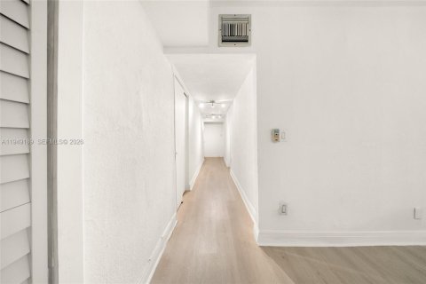 Снять в аренду квартиру в Майами, Флорида 2 спальни, 92.9м2, № 2004910 - фото 8