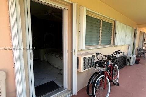 Condo in Hallandale Beach, Florida, 1 bedroom  № 1814863 - photo 17