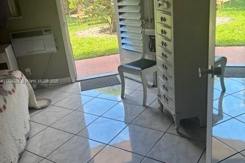 Condo in Hallandale Beach, Florida, 1 bedroom  № 1814863 - photo 12
