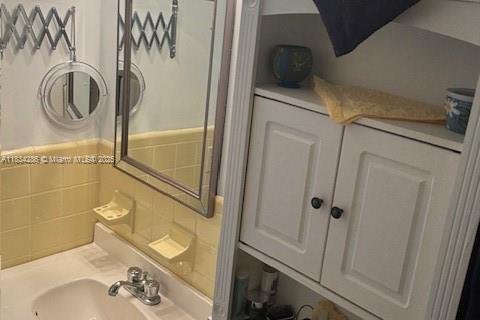 Condo in Hallandale Beach, Florida, 1 bedroom  № 1814863 - photo 11