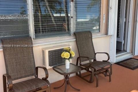 Condo in Hallandale Beach, Florida, 1 bedroom  № 1814863 - photo 2