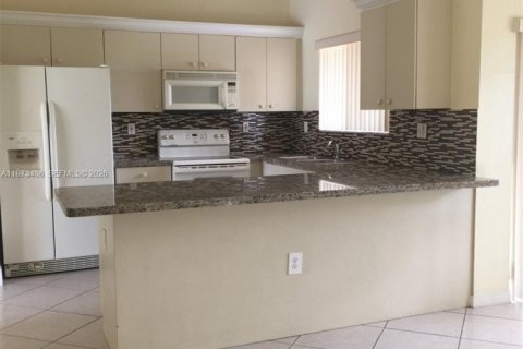 Снять в аренду виллу или дом в Майами, Флорида 3 спальни, 183.67м2, № 2033924 - фото 3