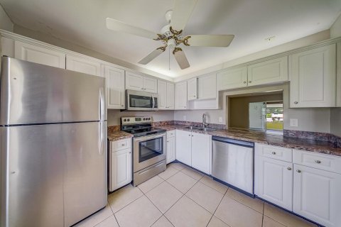 Condo in Lake Worth, Florida, 2 bedrooms  № 2261061 - photo 9