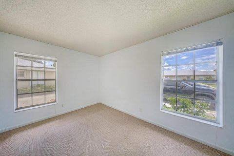 Condo in Lake Worth, Florida, 2 bedrooms  № 2261061 - photo 11