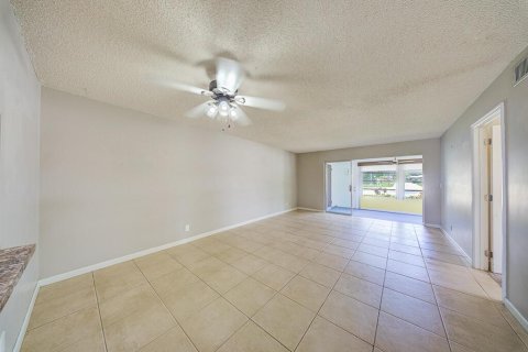 Condo in Lake Worth, Florida, 2 bedrooms  № 2261061 - photo 4