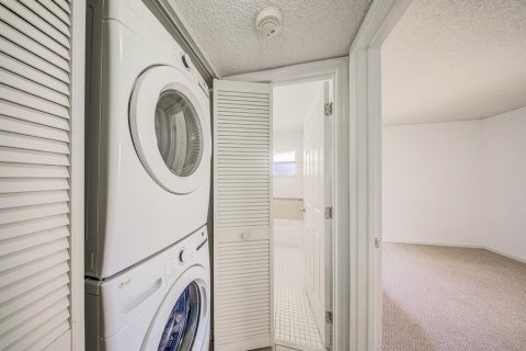 Condo in Lake Worth, Florida, 2 bedrooms  № 2261061 - photo 10