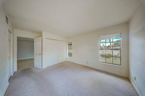 Condo in Lake Worth, Florida, 2 bedrooms  № 2261061 - photo 13