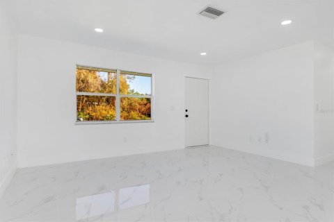 House in Port Charlotte, Florida 4 bedrooms, 122.63 sq.m. № 1422027 - photo 5
