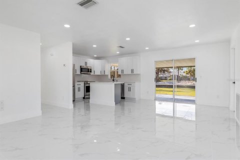 House in Port Charlotte, Florida 4 bedrooms, 122.63 sq.m. № 1422027 - photo 4
