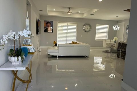 House in Lehigh Acres, Florida 3 bedrooms № 2034222 - photo 2