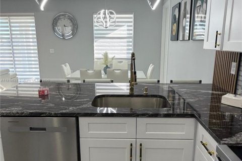 House in Lehigh Acres, Florida 3 bedrooms № 2034222 - photo 6