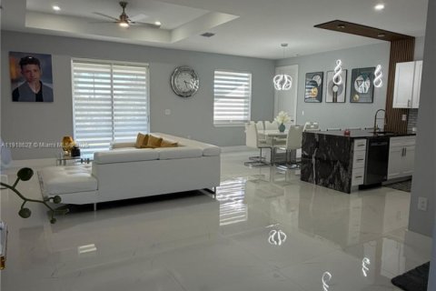 House in Lehigh Acres, Florida 3 bedrooms № 2034222 - photo 3