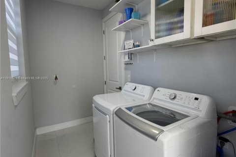 House in Lehigh Acres, Florida 3 bedrooms № 2034222 - photo 20