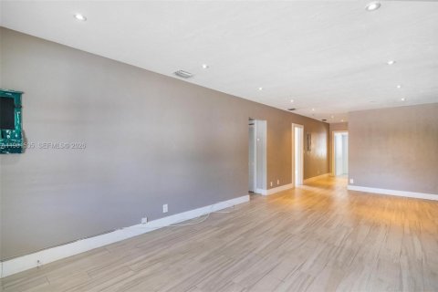 Immobilier commercial à vendre à Miami, Floride: 191.75 m2 № 2080830 - photo 4