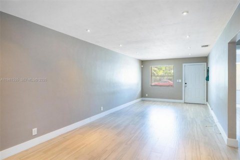 Immobilier commercial à vendre à Miami, Floride: 191.75 m2 № 2080830 - photo 3