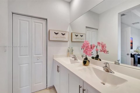 Touwnhouse à vendre à Miami, Floride: 3 chambres, 158.31 m2 № 1860341 - photo 16
