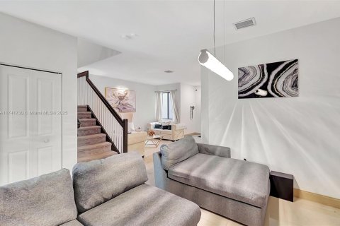 Touwnhouse à vendre à Miami, Floride: 3 chambres, 158.31 m2 № 1860341 - photo 13