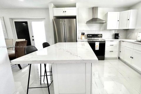 Casa en alquiler en Miami, Florida, 3 dormitorios, 112.97 m2 № 1887534 - foto 8