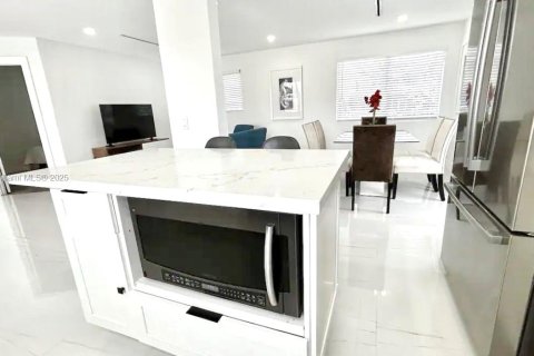 Casa en alquiler en Miami, Florida, 3 dormitorios, 112.97 m2 № 1887534 - foto 9