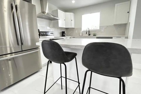 Casa en alquiler en Miami, Florida, 3 dormitorios, 112.97 m2 № 1887534 - foto 7