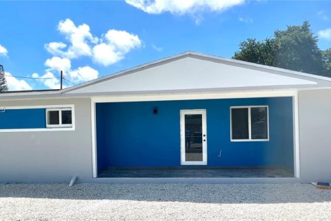 Casa en alquiler en Miami, Florida, 3 dormitorios, 112.97 m2 № 1887534 - foto 1