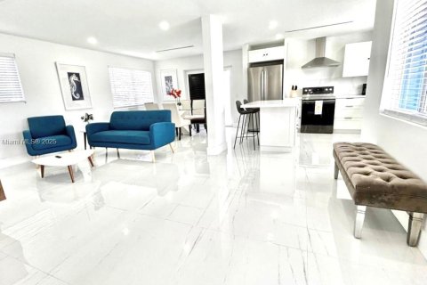 Casa en alquiler en Miami, Florida, 3 dormitorios, 112.97 m2 № 1887534 - foto 4