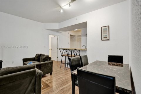 Condominio en alquiler en South Miami, Florida, 2 dormitorios, 93.83 m2 № 2052641 - foto 14