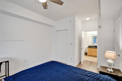 Condominio en alquiler en South Miami, Florida, 2 dormitorios, 93.83 m2 № 2052641 - foto 18