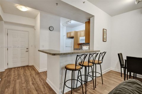 Condominio en alquiler en South Miami, Florida, 2 dormitorios, 93.83 m2 № 2052641 - foto 4