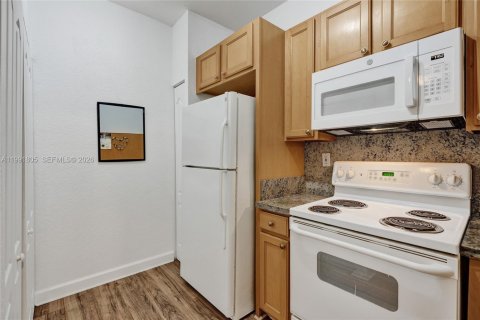 Condominio en alquiler en South Miami, Florida, 2 dormitorios, 93.83 m2 № 2052641 - foto 10