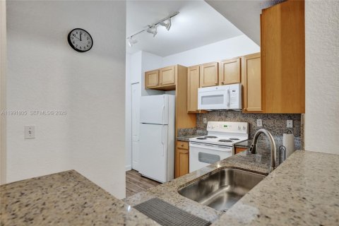 Condominio en alquiler en South Miami, Florida, 2 dormitorios, 93.83 m2 № 2052641 - foto 7