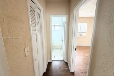 Condo in Miami Beach, Florida, 2 bedrooms  № 2183227 - photo 4