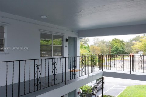 Condominio en venta en Pembroke Pines, Florida, 2 dormitorios, 62.24 m2 № 2091354 - foto 9
