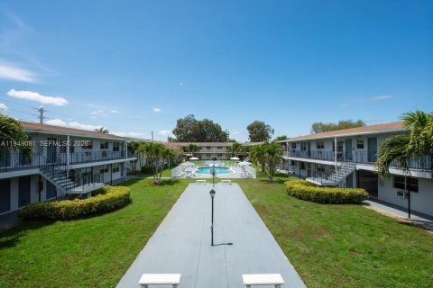 Condominio en venta en Pembroke Pines, Florida, 2 dormitorios, 62.24 m2 № 2091354 - foto 28