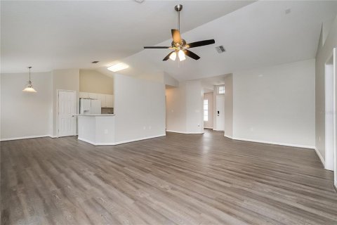 Casa en alquiler en Spring Hill, Florida, 3 dormitorios, 172.61 m2 № 1906830 - foto 3