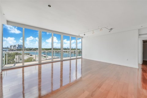 Condo in Miami Beach, Florida, 3 bedrooms № 1937088 - photo 1