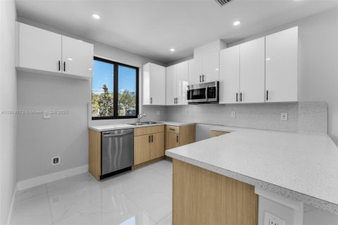 Adosado en venta en Miami, Florida, 3 dormitorios № 1974956 - foto 6