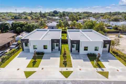 Adosado en venta en Miami, Florida, 3 dormitorios № 1974956 - foto 2