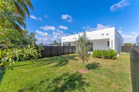 Adosado en venta en Miami, Florida, 3 dormitorios № 1974956 - foto 24