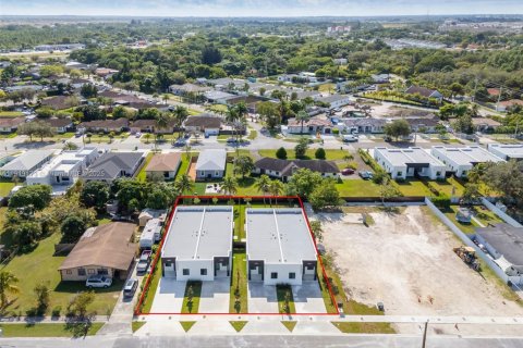 Adosado en venta en Miami, Florida, 3 dormitorios № 1974956 - foto 26