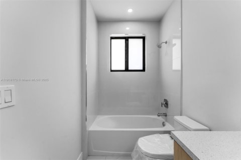 Adosado en venta en Miami, Florida, 3 dormitorios № 1974956 - foto 21