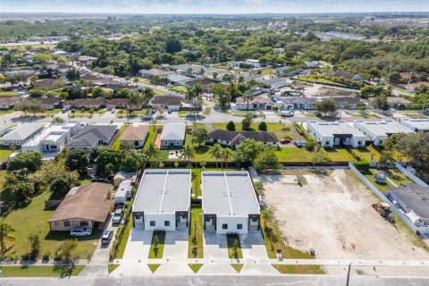 Adosado en venta en Miami, Florida, 3 dormitorios № 1974956 - foto 27